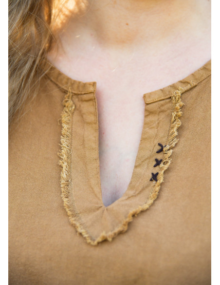 Medieval brown tunic model Yrsa, worn... Medieval brown tunic model Yrsa, worn...