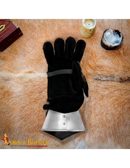 Cuirassier gauntlets S. XVI-XVII,...