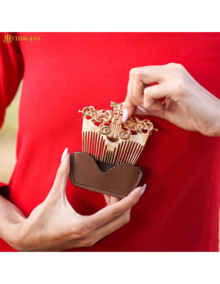 Viking comb in bronze with leather... Viking comb in bronze with leather...