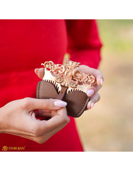 Viking comb in bronze with leather... Viking comb in bronze with leather...