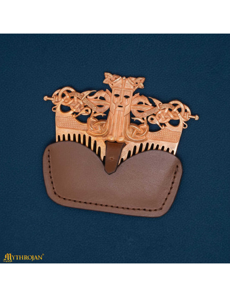 Viking comb in bronze with leather... Viking comb in bronze with leather...