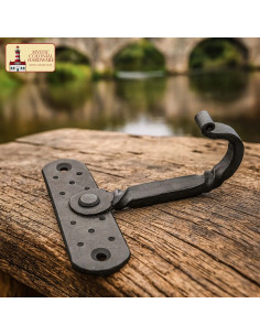 Hand-forged rustic wall support (11x9.9 cm.)