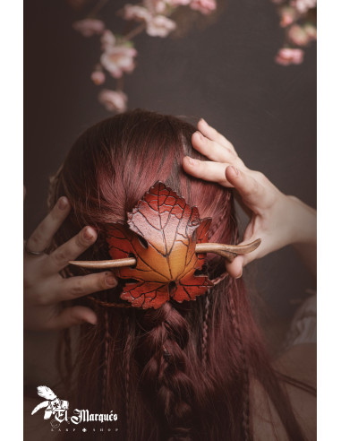 Leather hair clip with autumn-style leaves