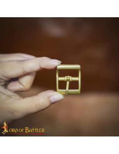 Small medieval buckle in solid brass (3.3x2.6 cm.)