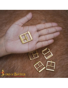 Small medieval buckle in solid brass (3.3x2.6 cm.) 2