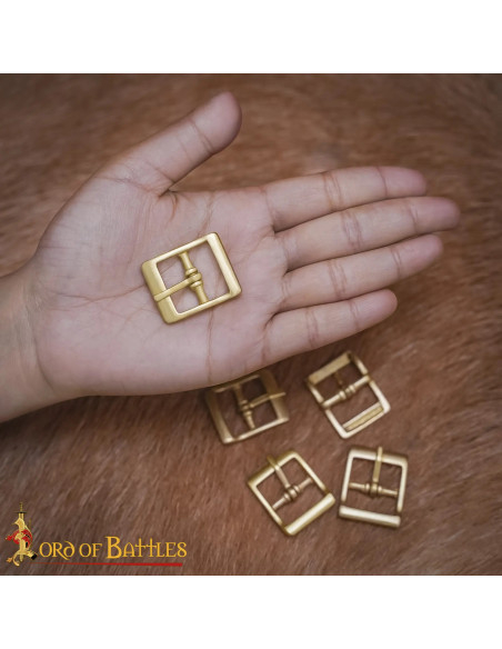 Small medieval buckle in solid brass... Small medieval buckle in solid brass...