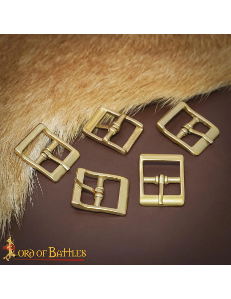 Small medieval buckle in solid brass... Small medieval buckle in solid brass...