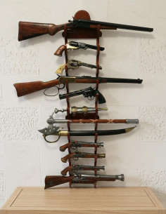 Exhibitor 12 pistols to hang (146 cms.) 2