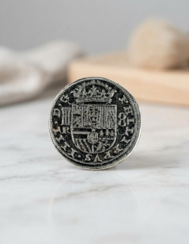 Silver 8 reales coin, 3.5 cm.