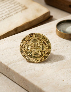 2 Escudos golden coin, 3 cms. 2