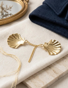 Cloak closure brooch 2