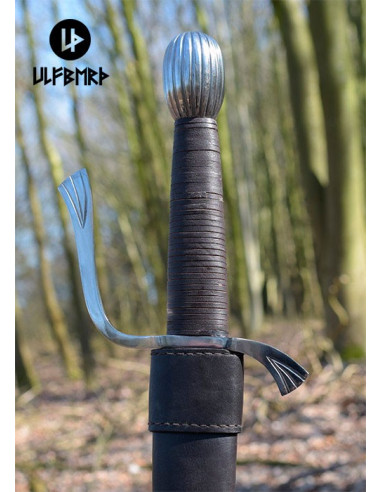 Functional falchion with scabbard