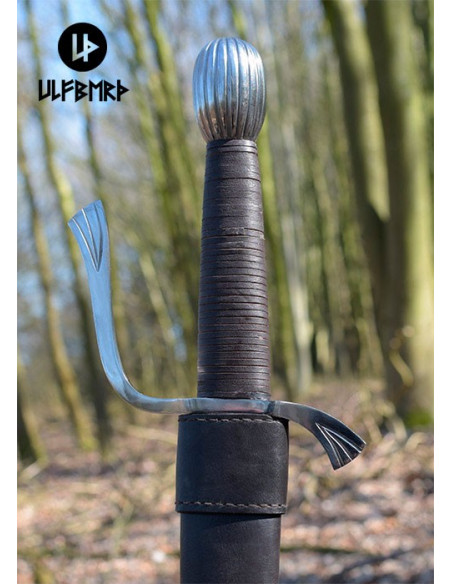 Functional falchion with scabbard