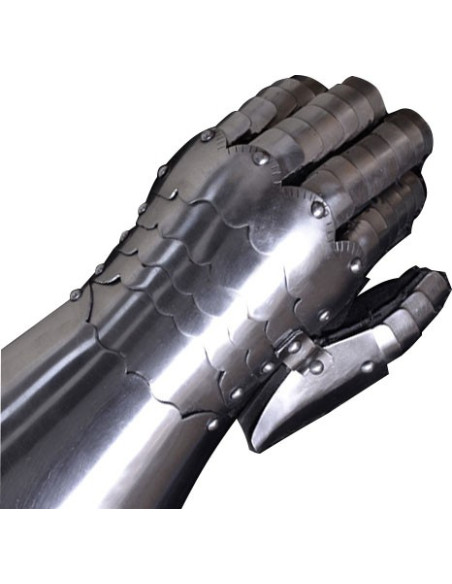 Functional Gothic gauntlets, s. fifteenth