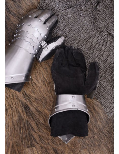 Functional Gothic gauntlets, s. fifteenth