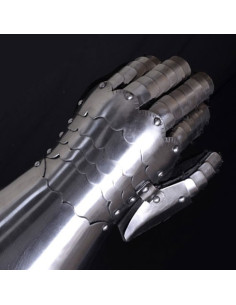 Functional Gothic gauntlets, s. fifteenth