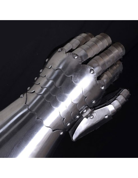 Functional Gothic gauntlets, s. fifteenth