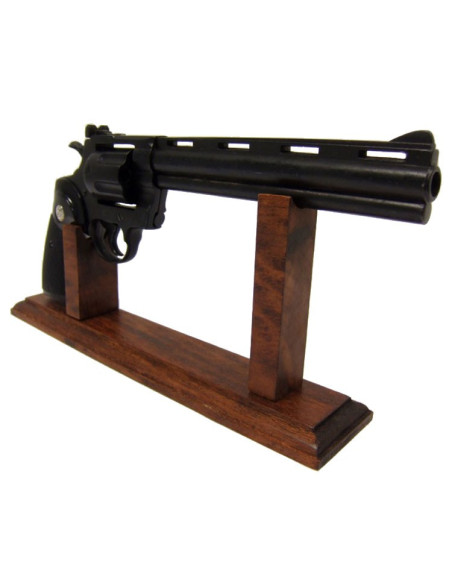 Wooden support for revolvers