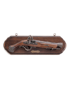 Wooden panoply with blunderbuss pistol