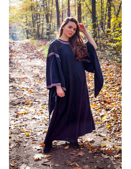 Medieval dress woman Ida
