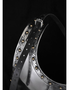 Medieval cuirass or harness in steel with engravings, 1.2... 2