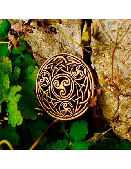 Celtic style brooch with filigree, 5 cm. Celtic style brooch with filigree, 5 cm.