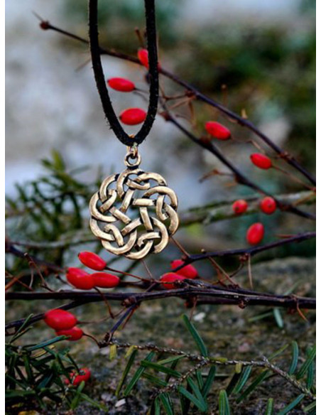 Celtic pendant round intertwined knot