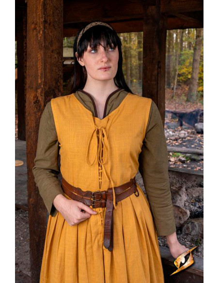 Medieval and Renaissance dress woman...