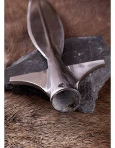 Leaf-shaped winged spearhead, length 43.5 cm. 2