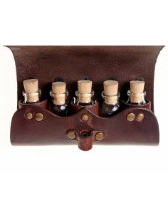 Leather bag of 5 potions with strap closure (16.5 x 11 cm.)