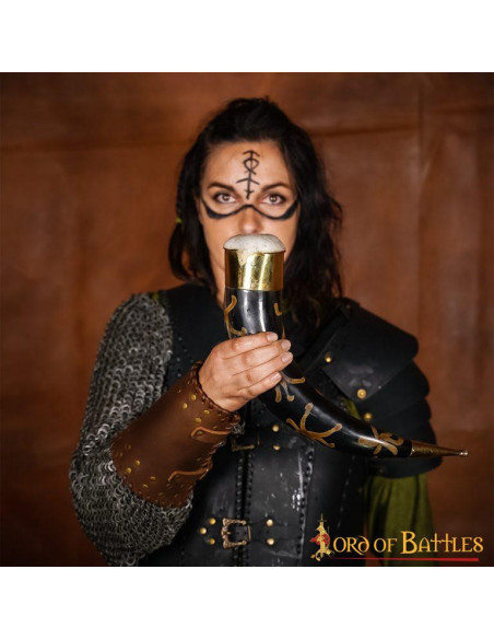 Drinking horn with pure brass fittings