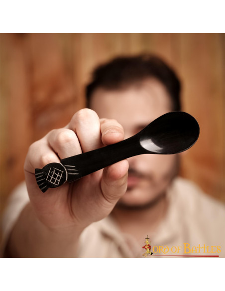 Set 4 medieval spoons in Ox horn