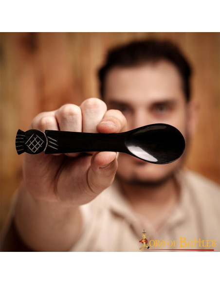 Set 4 medieval spoons in Ox horn