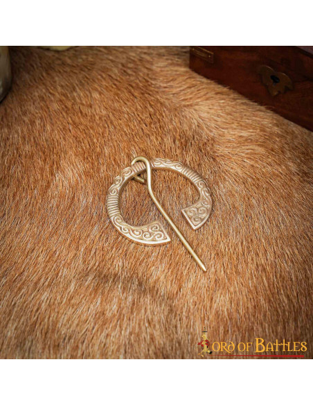 Celtic brass fibula (7.5x5 cm.) Celtic brass fibula (7.5x5 cm.)