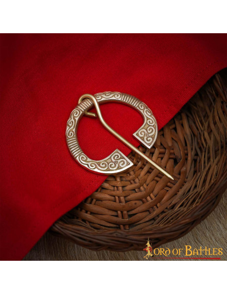 Celtic brass fibula (7.5x5 cm.) Celtic brass fibula (7.5x5 cm.)