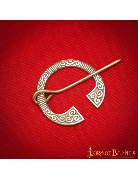 Celtic brass fibula (7.5x5 cm.) Celtic brass fibula (7.5x5 cm.)