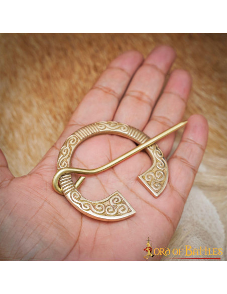 Celtic brass fibula (7.5x5 cm.) Celtic brass fibula (7.5x5 cm.)