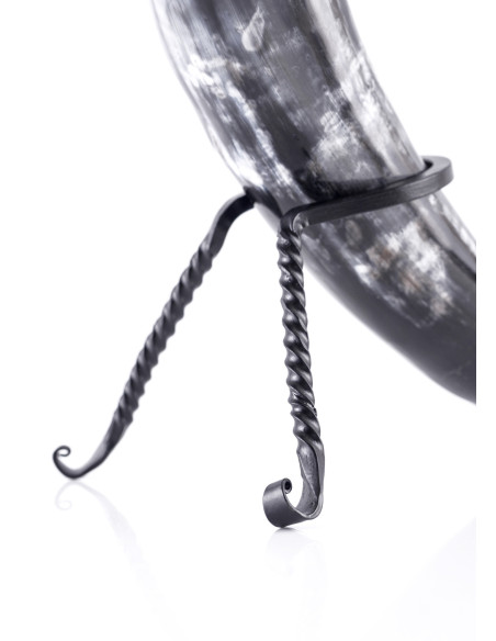 Omega support for drinking horns