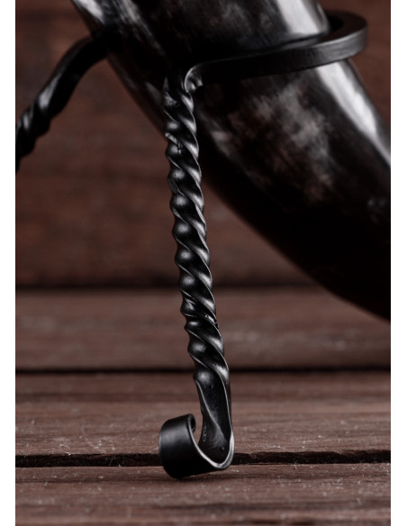 Omega support for drinking horns