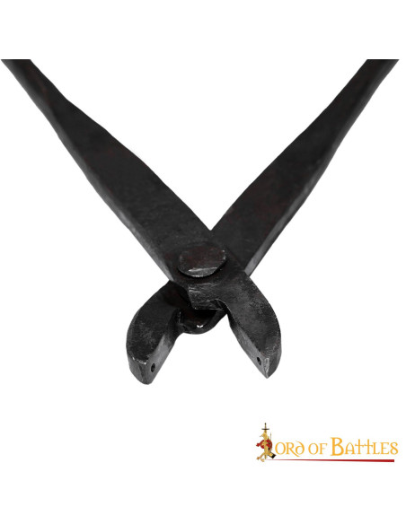 Riveter for chain mail with 6 mm rings.