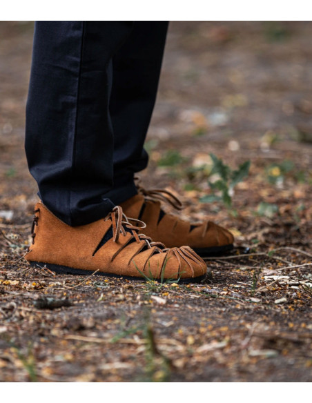 Low roman sandals in brown suede
