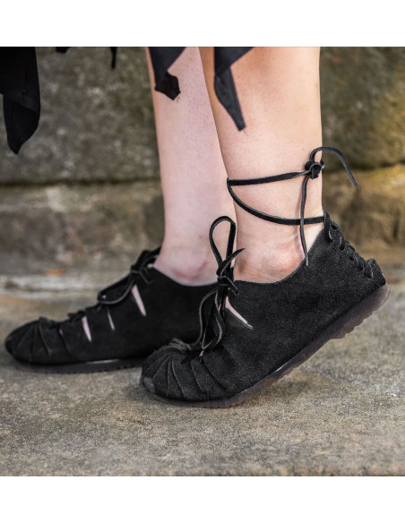 Low roman sandals in black suede