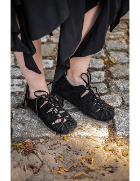 Low roman sandals in black suede