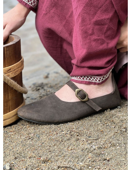 Brown medieval shoes for ladies, Rieke