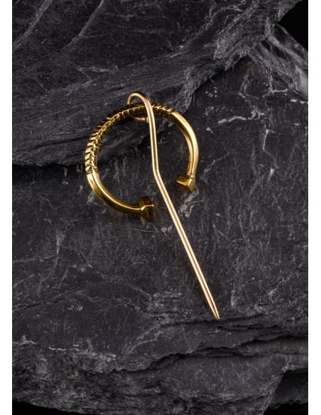 Small twisted ring brooch, brass (4 cm.)