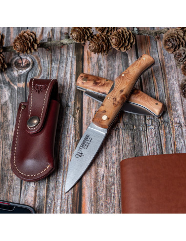 Delta hunting knife, aromatic juniper handle (with sheath)