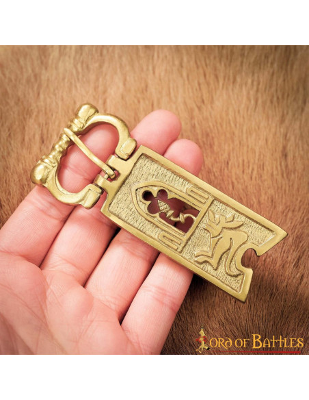 Thistle buckle for medieval belts