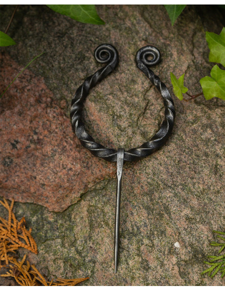 Large Angús fibula for dresses and capes