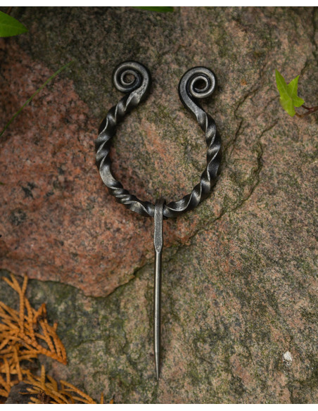 Small Angús fibula for dresses and capes