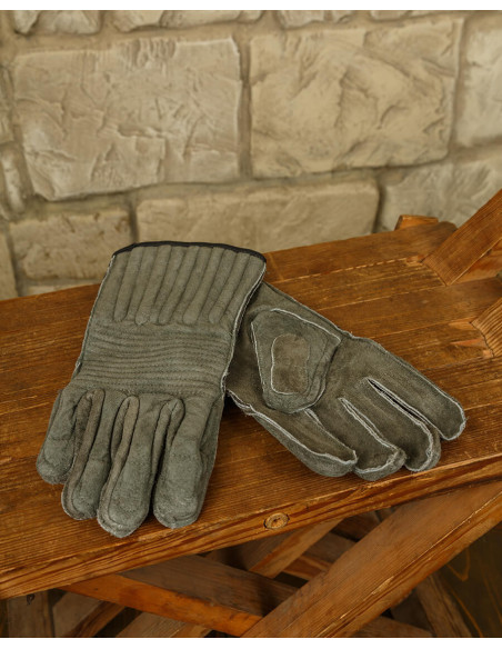 Medieval Clemens Gloves in Olive...